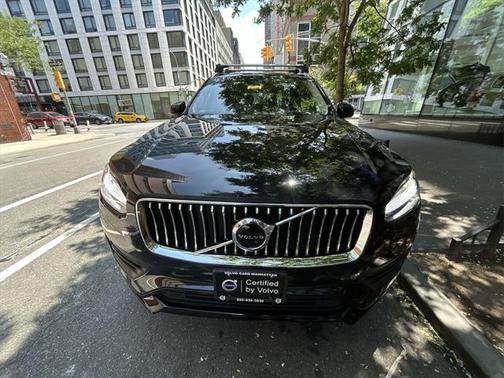 2022 Volvo XC90 T6 Momentum
