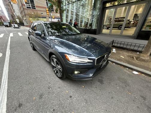 2025 Volvo V60 Cross Country B5 Plus
