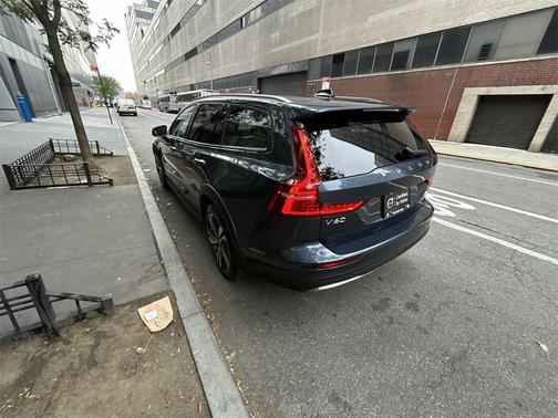 2025 Volvo V60 Cross Country B5 Plus
