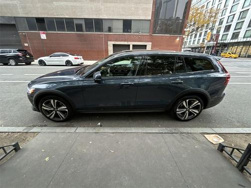 2025 Volvo V60 Cross Country B5 Plus