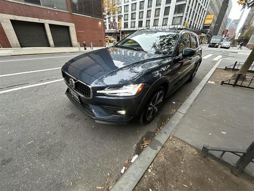 2025 Volvo V60 Cross Country B5 Plus