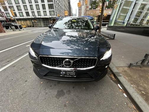 2025 Volvo V60 Cross Country B5 Plus