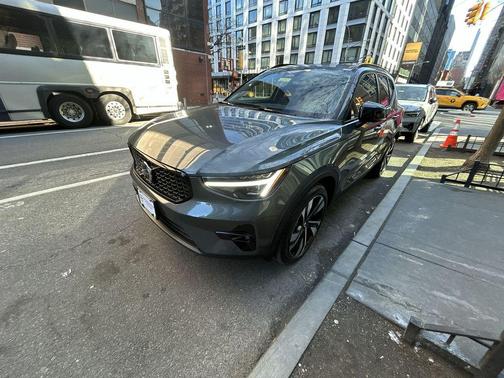 2026 Volvo XC40 Ultra, B5 AWD Gas (mild hybrid), Dark