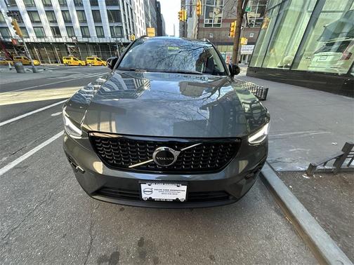 2026 Volvo XC40 Ultra, B5 AWD Gas (mild hybrid), Dark