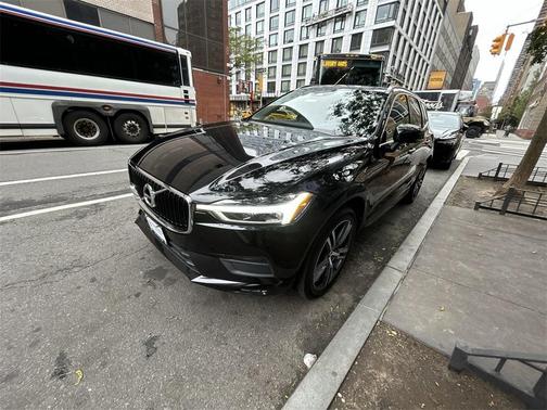 2021 Volvo XC60 T6 Momentum