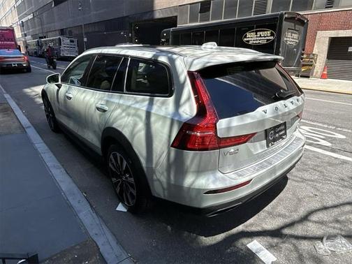 2022 Volvo V60 Cross Country T5