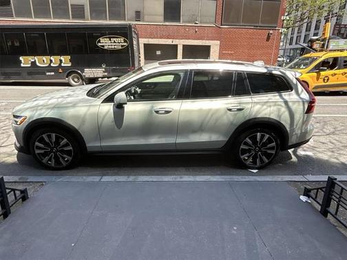 2022 Volvo V60 Cross Country T5