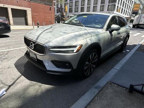 2022 Volvo V60 Cross Country T5