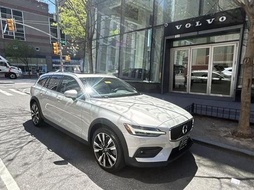 2022 Volvo V60 Cross Country T5