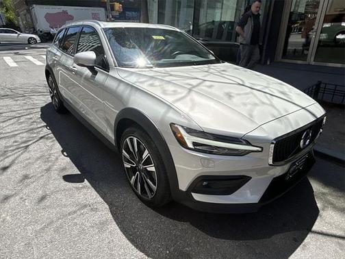 2022 Volvo V60 Cross Country T5
