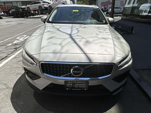 2022 Volvo V60 Cross Country T5