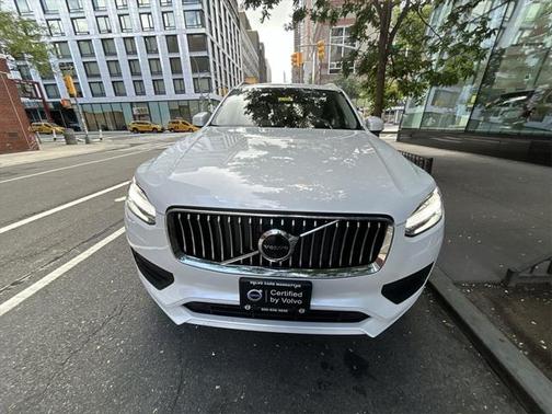 2022 Volvo XC90 T6 Momentum