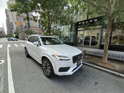 2022 Volvo XC90 T6 Momentum