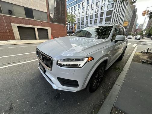 2022 Volvo XC90 T6 Momentum