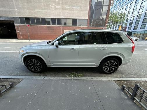 2022 Volvo XC90 T6 Momentum