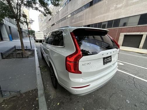 2022 Volvo XC90 T6 Momentum