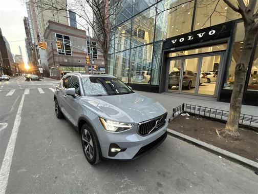 2025 Volvo XC40 B5 Plus Bright Theme