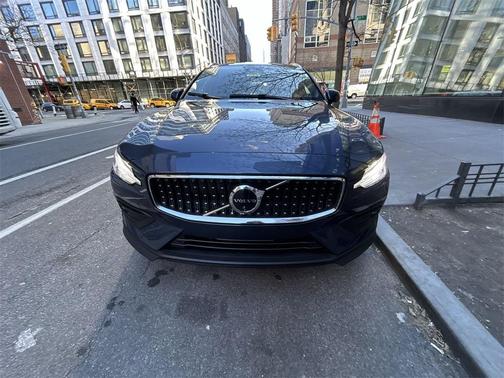 2025 Volvo V60 Cross Country Plus, B5 AWD Gas (mild hybrid)