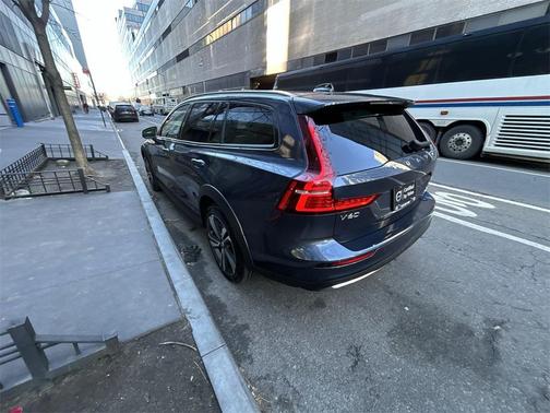 2025 Volvo V60 Cross Country Plus, B5 AWD Gas (mild hybrid)