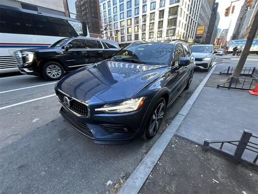 2025 Volvo V60 Cross Country Plus, B5 AWD Gas (mild hybrid)