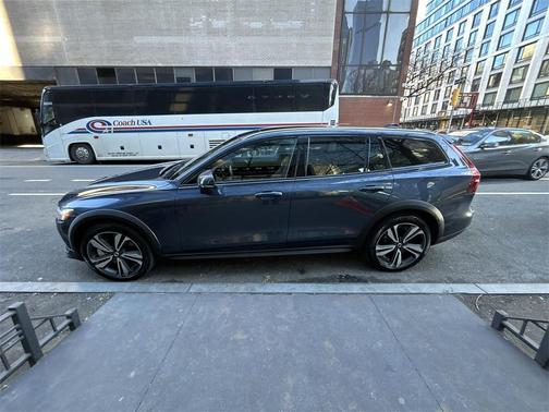 2025 Volvo V60 Cross Country Plus, B5 AWD Gas (mild hybrid)