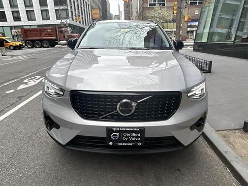 2025 Volvo XC40 B5 Plus Dark Theme