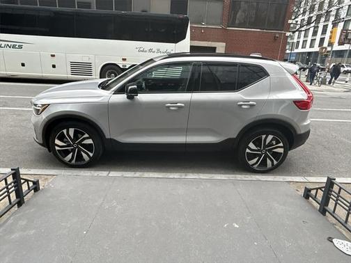 2025 Volvo XC40 B5 Plus Dark Theme