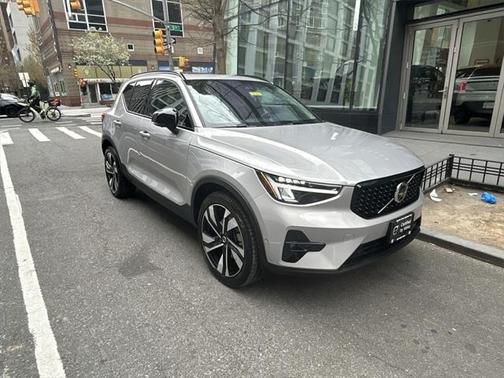 2025 Volvo XC40 B5 Plus Dark Theme