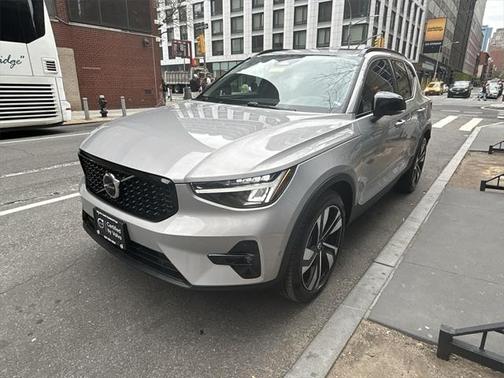 2025 Volvo XC40 B5 Plus Dark Theme