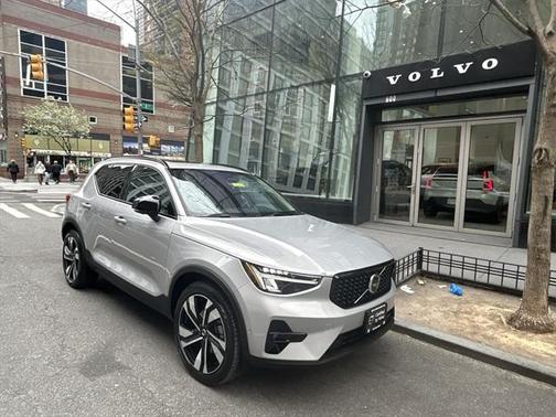 2025 Volvo XC40 B5 Plus Dark Theme