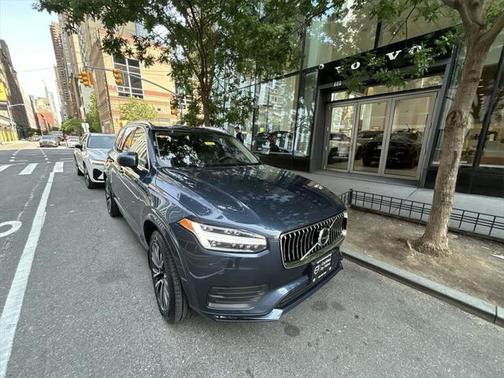 2022 Volvo XC90 T6 Momentum