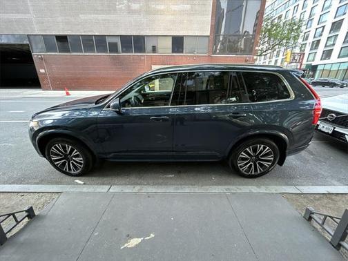 2022 Volvo XC90 T6 Momentum