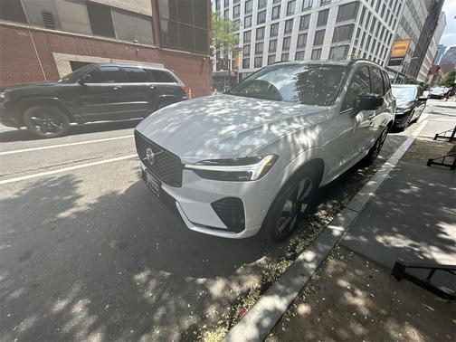 2025 Volvo XC60 Plug-In Hybrid T8 Plus