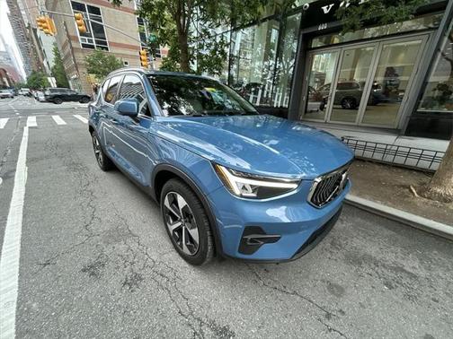 2023 Volvo XC40 B5 Plus Bright Theme