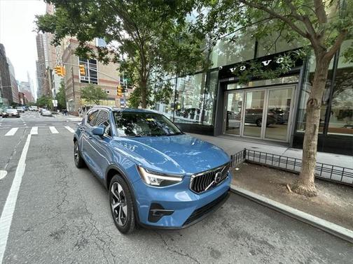2023 Volvo XC40 B5 Plus Bright Theme
