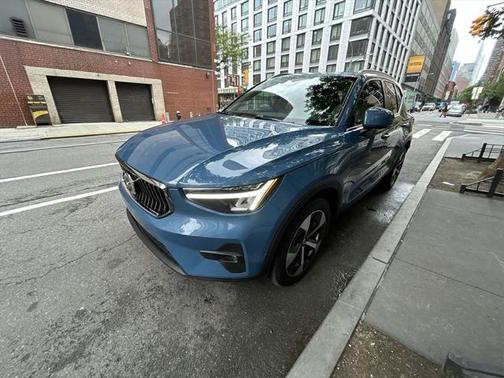 2023 Volvo XC40 B5 Plus Bright Theme
