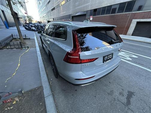 2025 Volvo V60 Cross Country B5 Plus