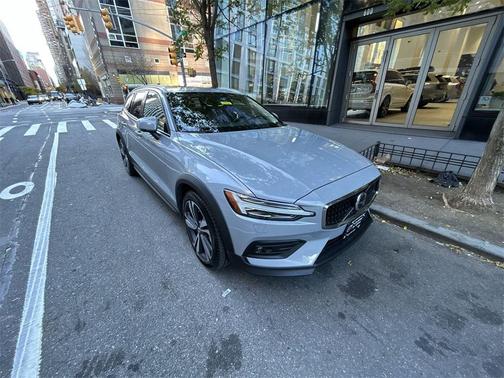 2025 Volvo V60 Cross Country B5 Plus