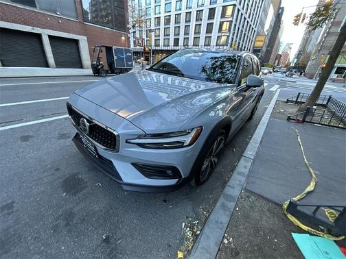 2025 Volvo V60 Cross Country B5 Plus