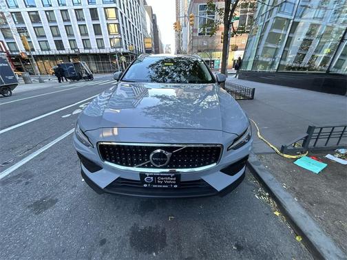 2025 Volvo V60 Cross Country B5 Plus