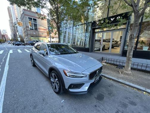 2025 Volvo V60 Cross Country B5 Plus