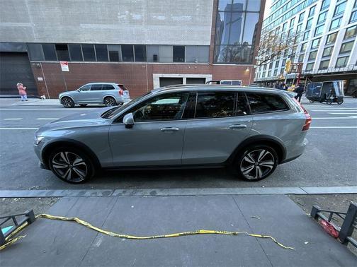 2025 Volvo V60 Cross Country B5 Plus
