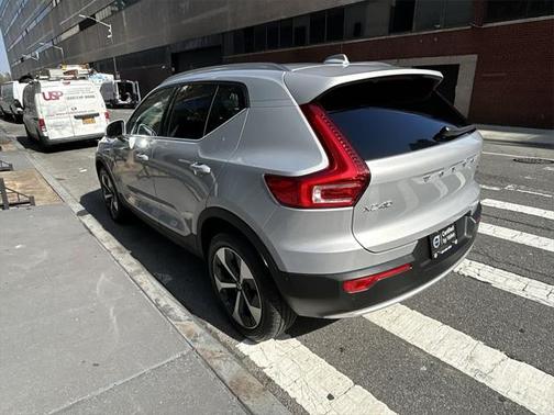2023 Volvo XC40 B5 Plus Bright Theme