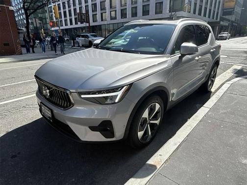 2023 Volvo XC40 B5 Plus Bright Theme