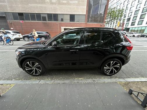2022 Volvo XC40 T5 R-Design