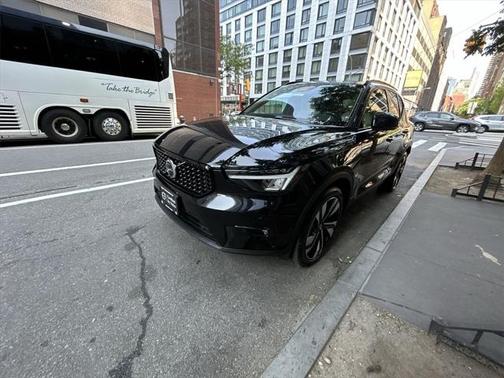 2023 Volvo XC40 B5 Plus Dark Theme