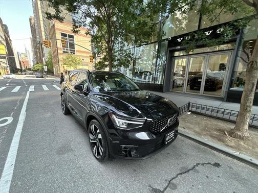 2023 Volvo XC40 B5 Plus Dark Theme