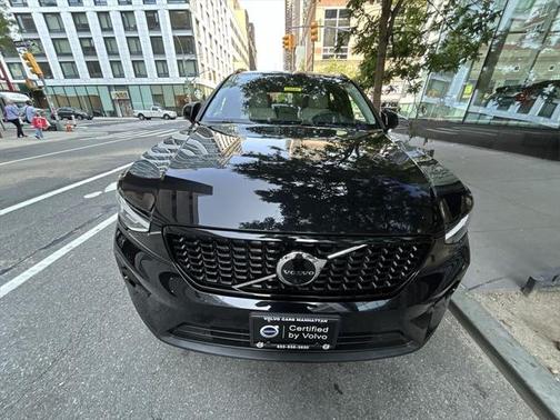 2023 Volvo XC40 B5 Plus Dark Theme