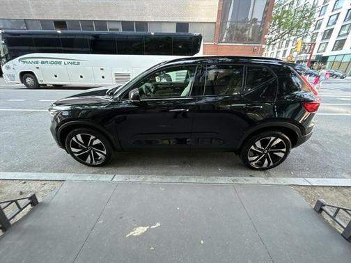 2023 Volvo XC40 B5 Plus Dark Theme
