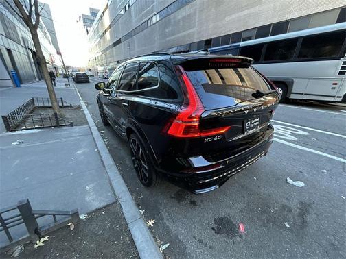 2023 Volvo XC60 B6 Ultimate Dark Theme